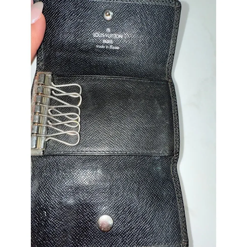 Louis Vuitton Taïga 6-Key Holder in Black